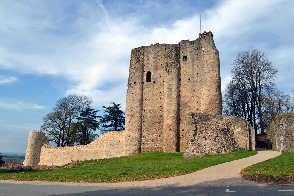 15 pouzauges le donjon 1