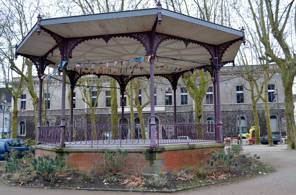 01 La Roche-sur-Yon-place Napoléon le Kiosque