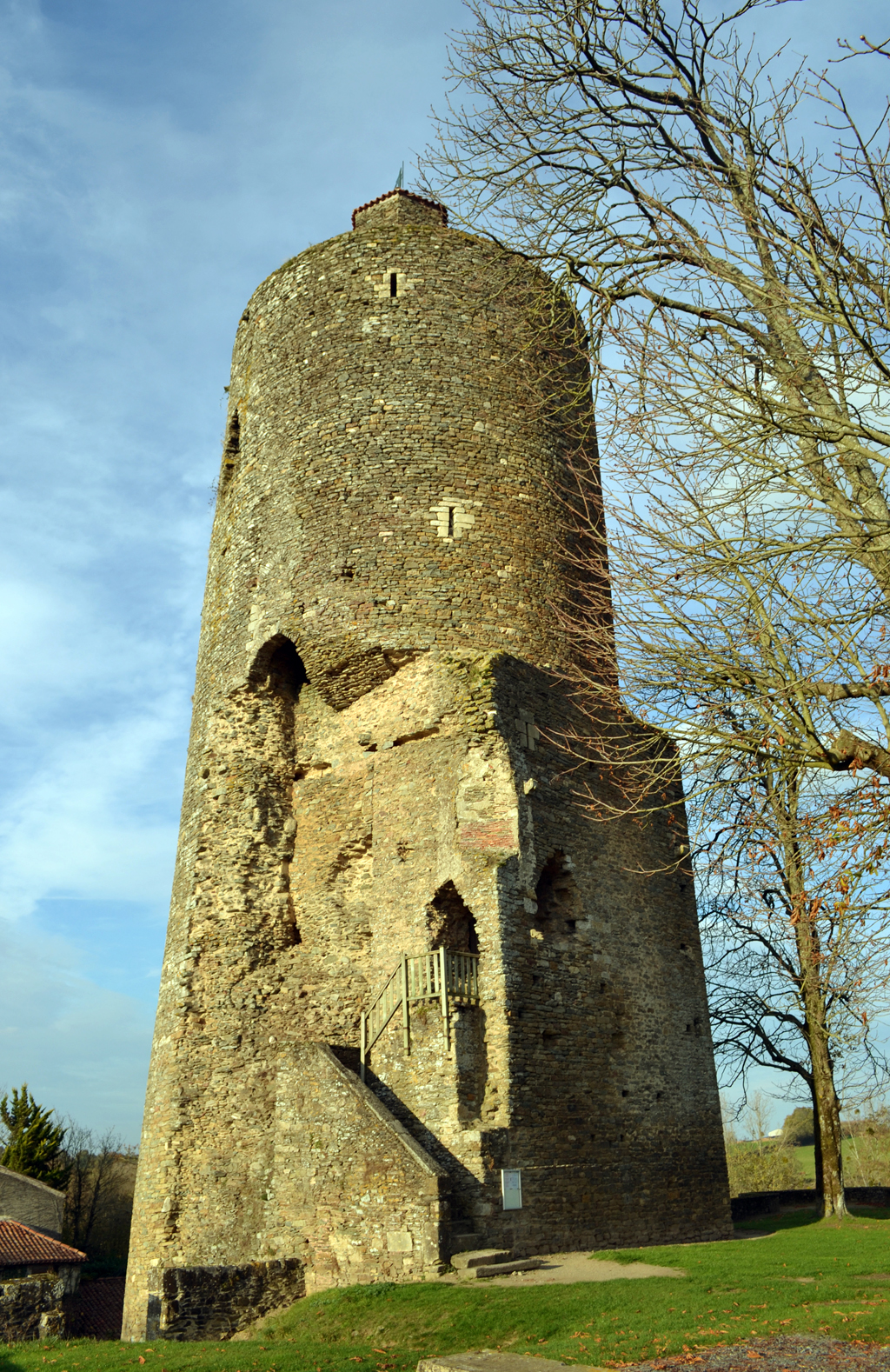 17 Vouvant-la tour mélusine vestige d'un château fort