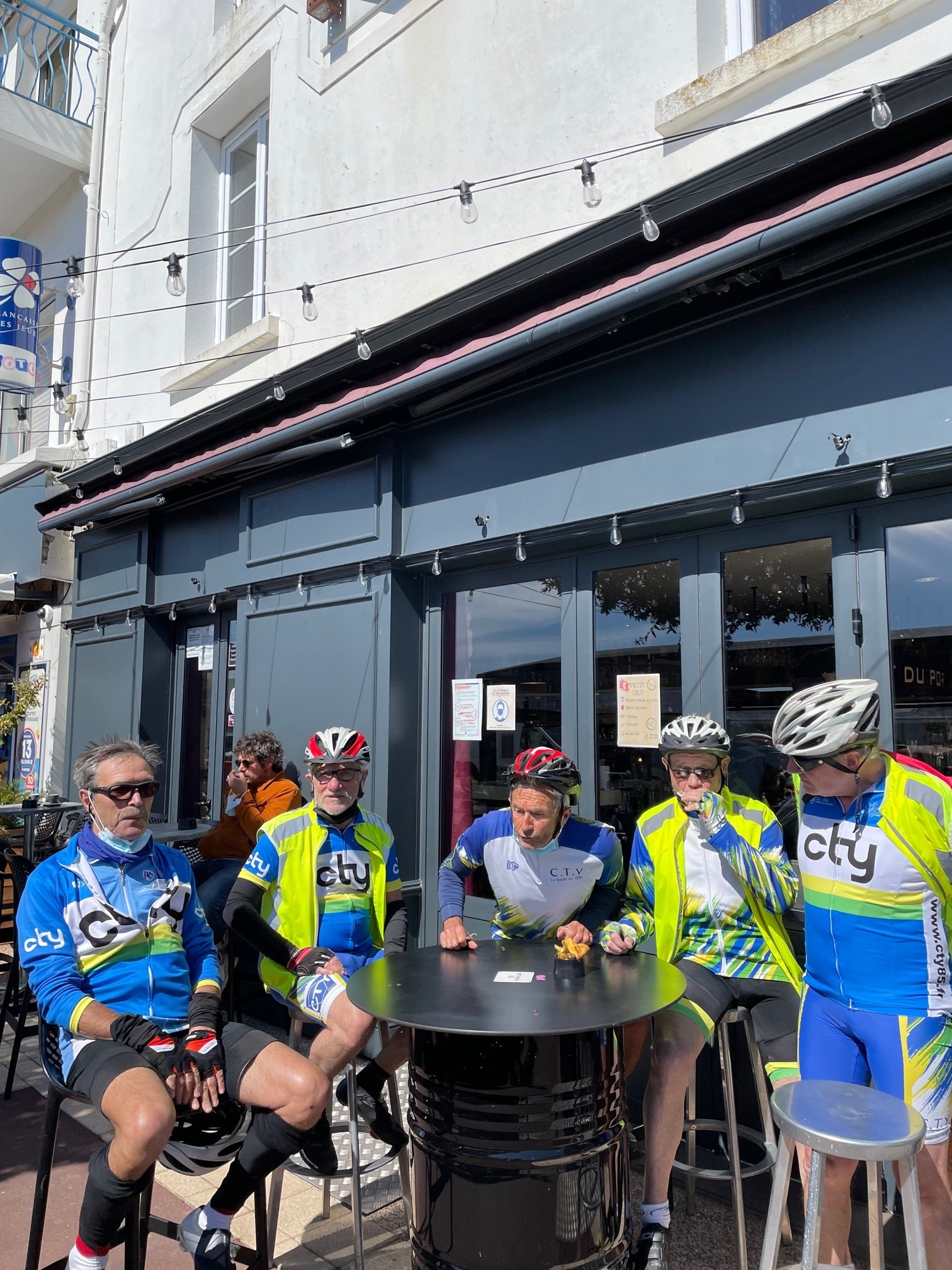 Gilles et ses pilotes en terrasse à St Gilles-croix-de-Vie