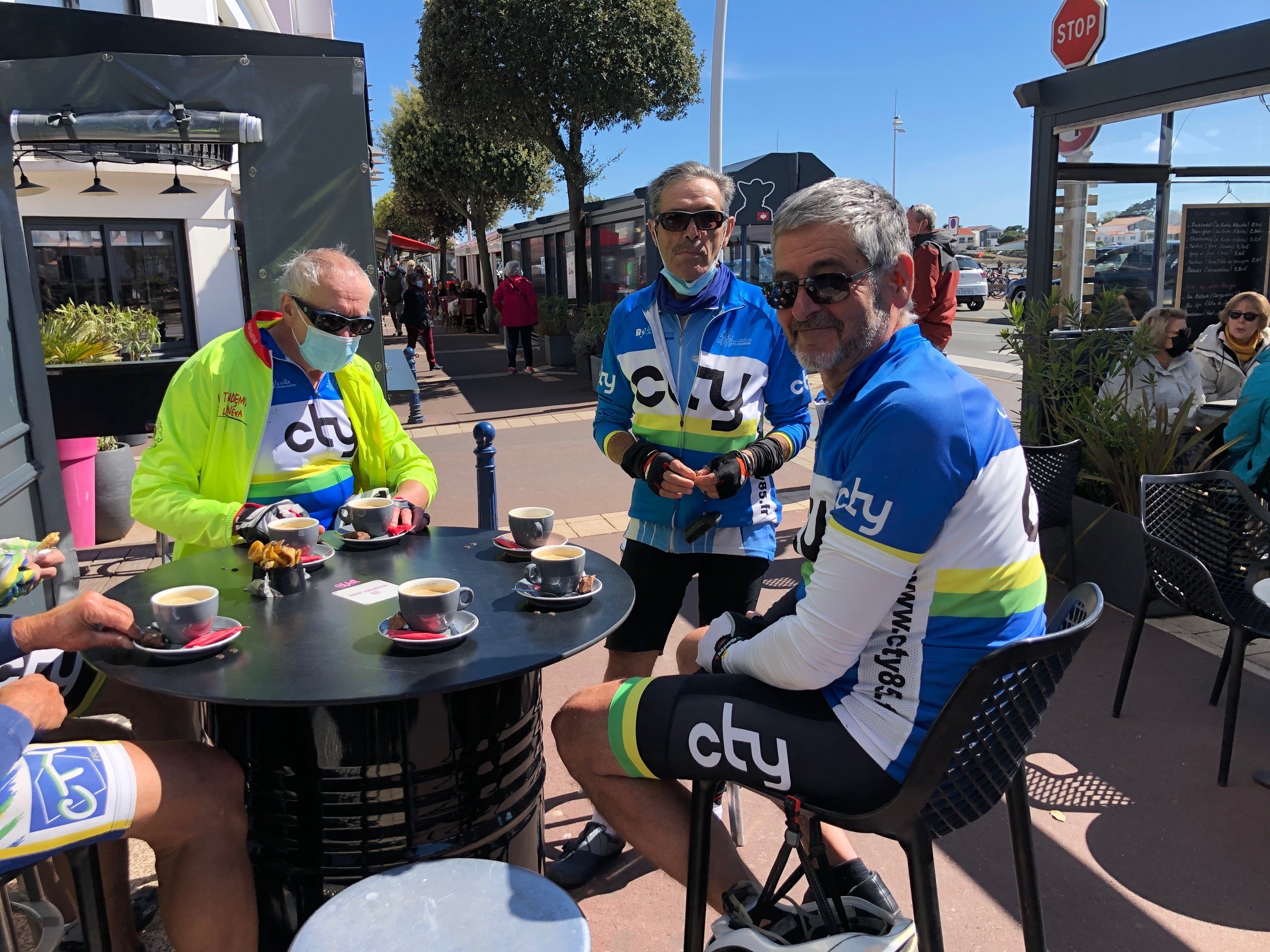 Gilles et ses pilotes en terrasse à St Gilles-croix-de-Vie